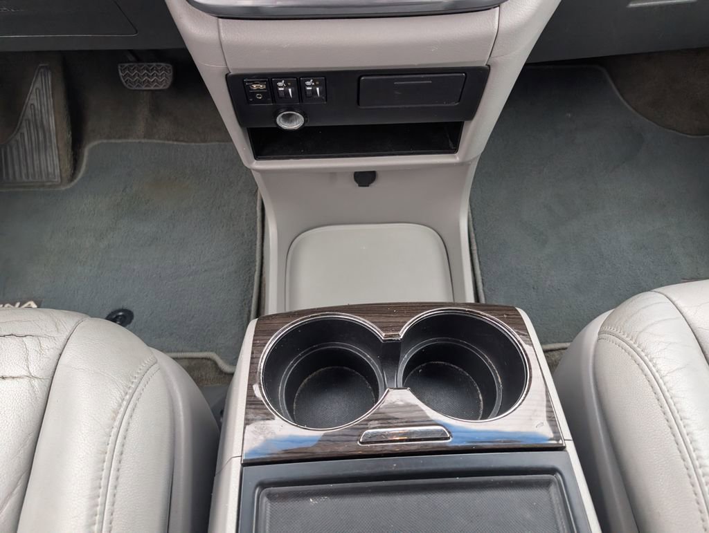 Used 2017 Toyota Sienna L image 25