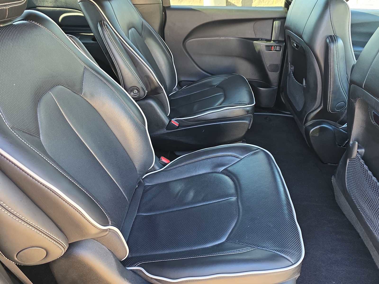 Used 2024 Chrysler Pacifica Premium image 16