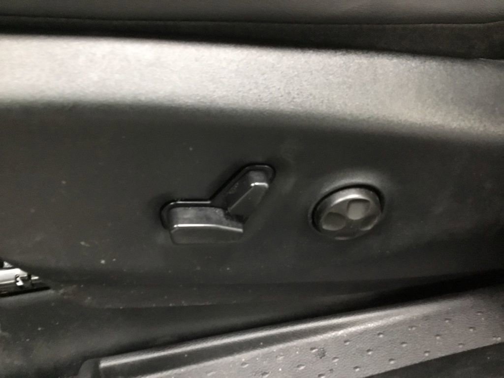 Used 2025 Chrysler Pacifica Select image 8