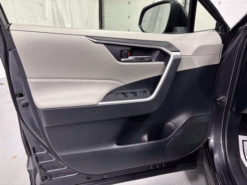 Used 2025 Toyota RAV4 XLE AWD/4WD image 8