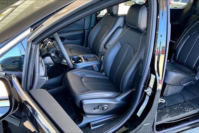 New 2027 Chrysler Pacifica Select FWD image 10