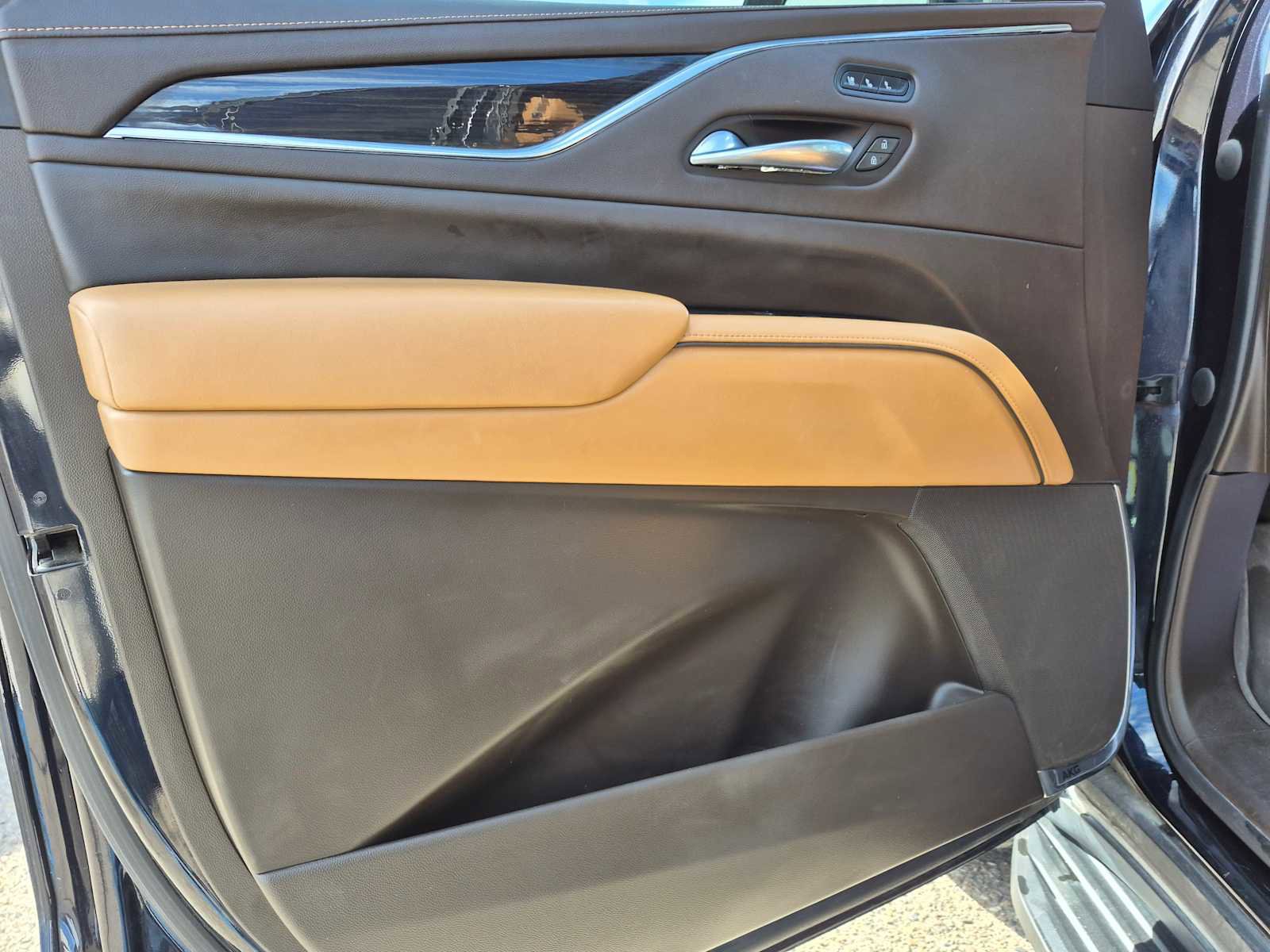 Used 2021 Cadillac Escalade ESV Premium Luxury w/ Driver Assist Tech Package AWD/4WD image 14