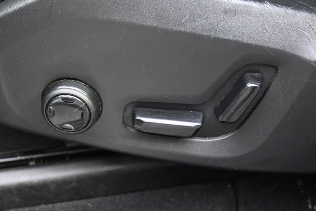 Used 2018 Volvo XC60 T6 Momentum w/ Vision Package image 10