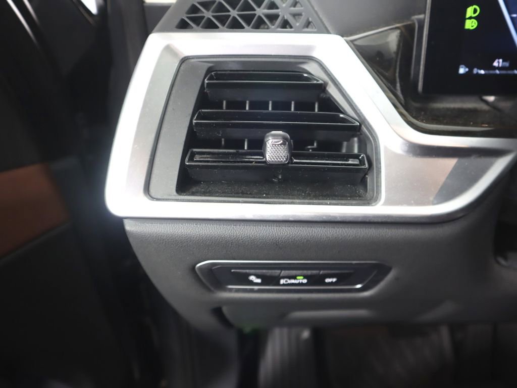 Used 2024 BMW X7 xDrive40i w/ Climate Comfort Package image 18