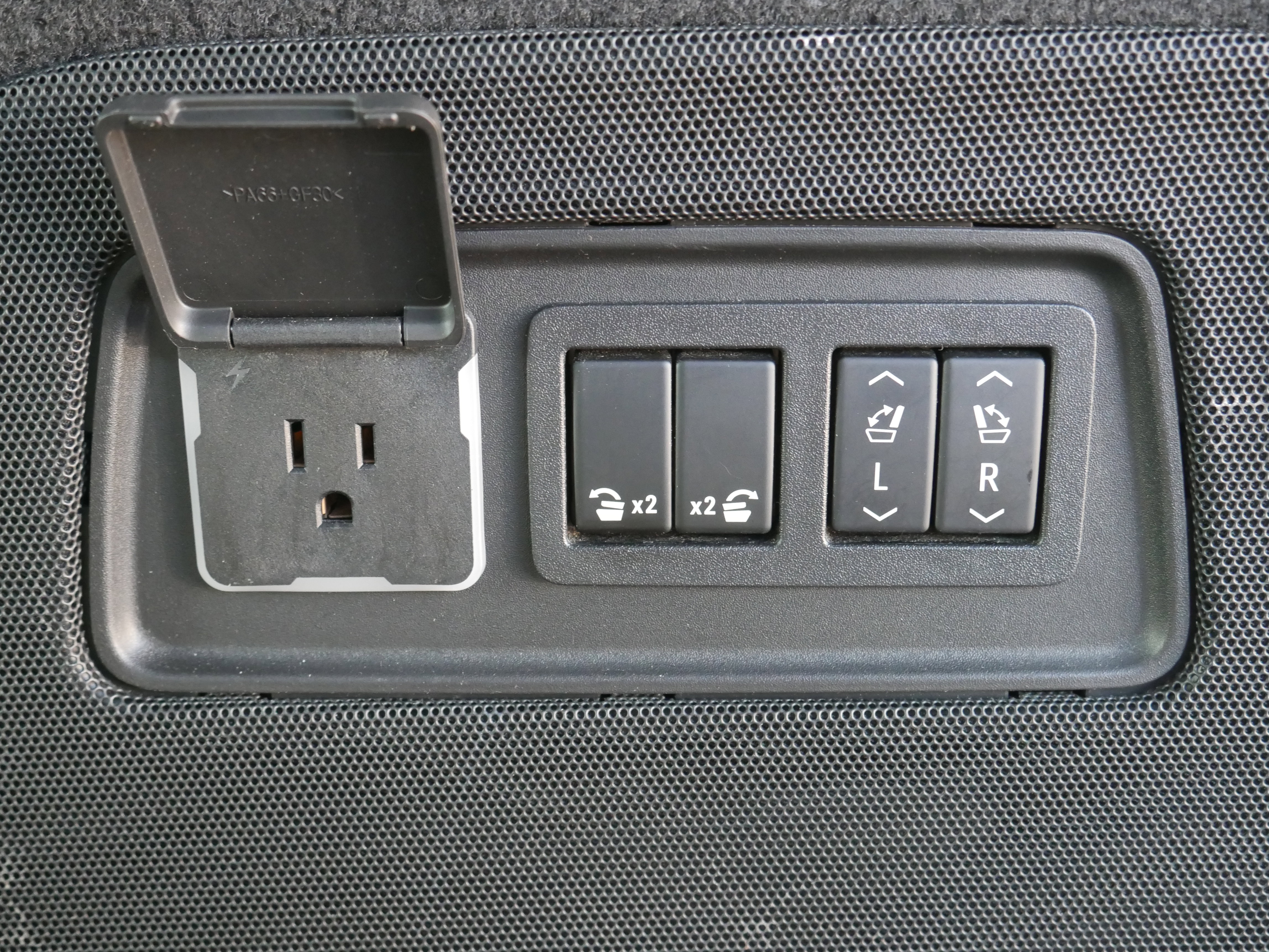 Used 2021 Cadillac Escalade Premium Luxury Platinum w/ Heavy-Duty Trailer Package image 9