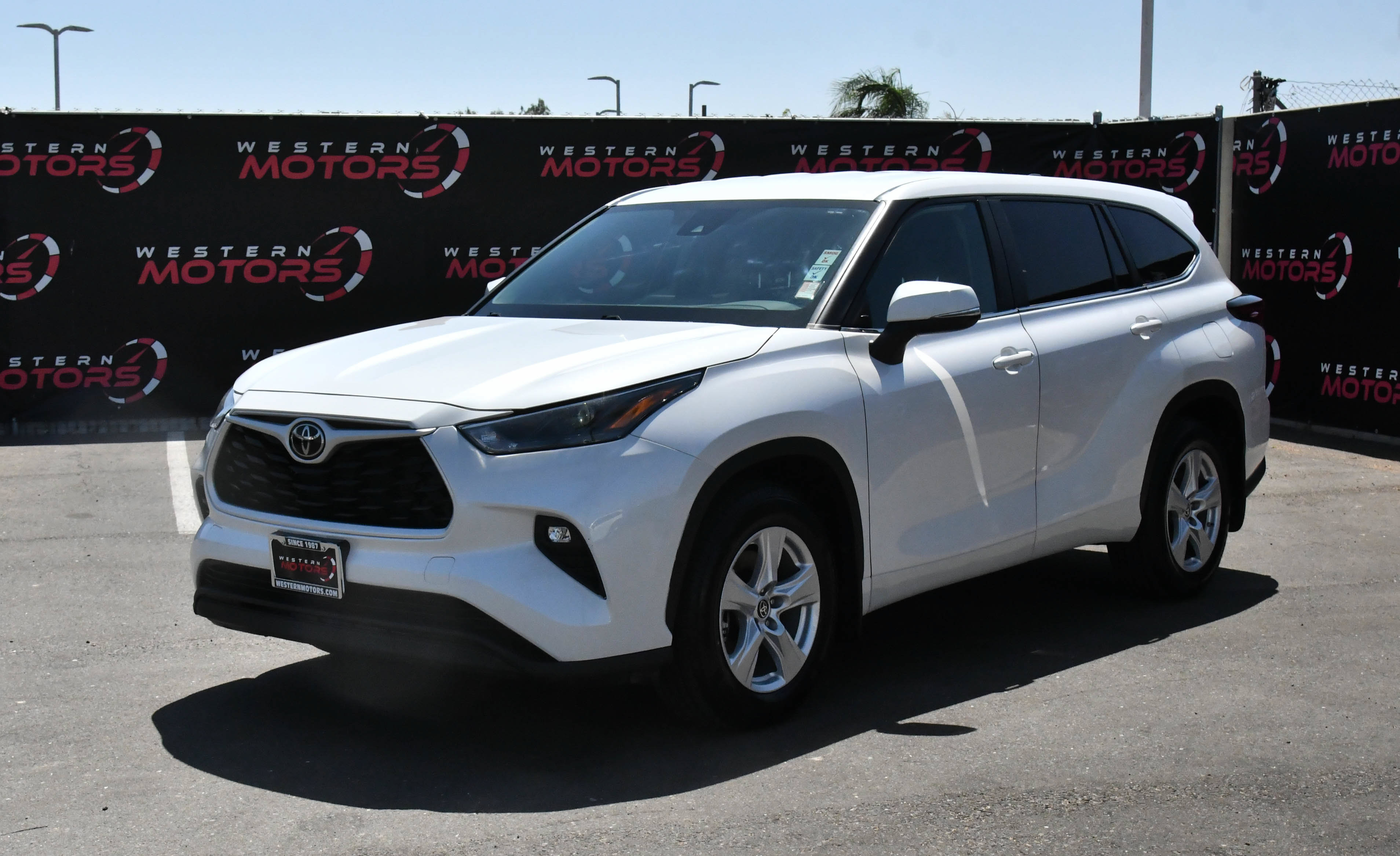 Used 2024 Toyota Highlander LE AWD/4WD image 3