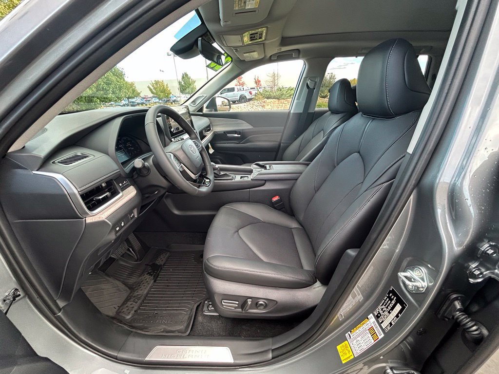 Used 2026 Toyota Grand Highlander AWD image 12