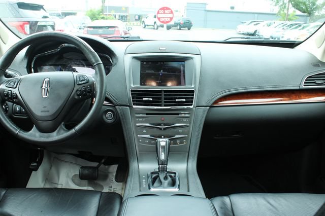 Used 2019 Lincoln MKT AWD image 17