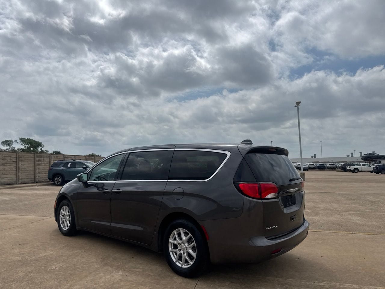 Used 2017 Chrysler Pacifica Touring FWD image 12