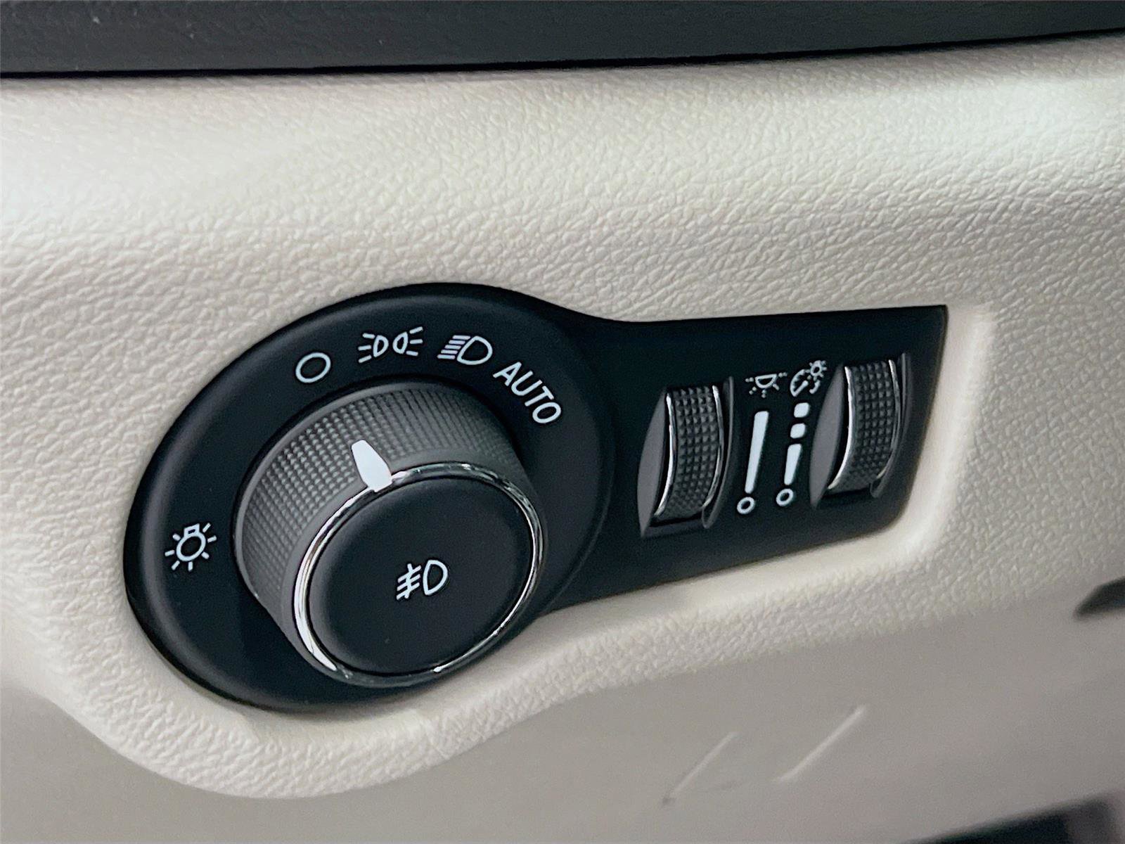 Used 2024 Chrysler Pacifica Touring-L FWD image 10