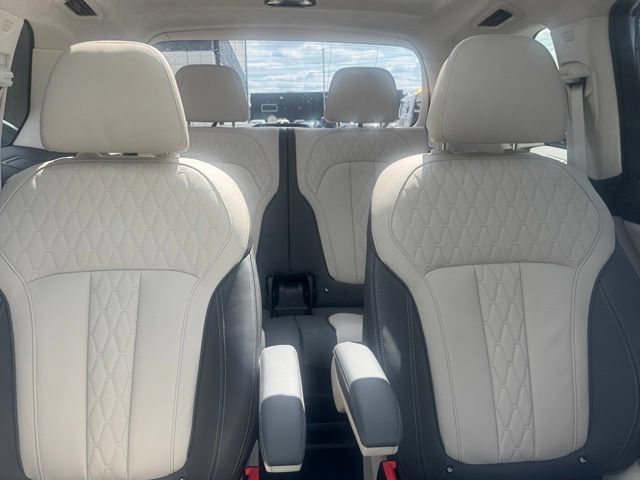Used 2024 BMW X7 M60i w/ Climate Comfort Package AWD/4WD image 28