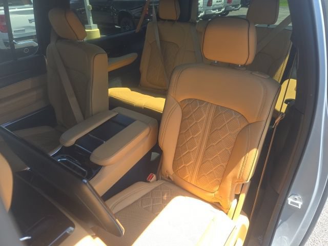 Used 2025 Jeep Grand Wagoneer L Series III w/ Rear Seat Video Group 1 AWD/4WD image 17