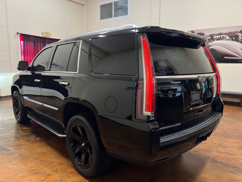 Used 2018 Cadillac Escalade Luxury RWD image 2