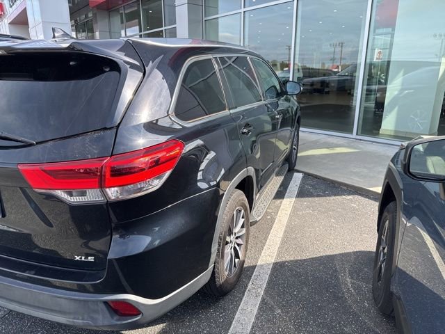 Used 2017 Toyota Highlander XLE image 2