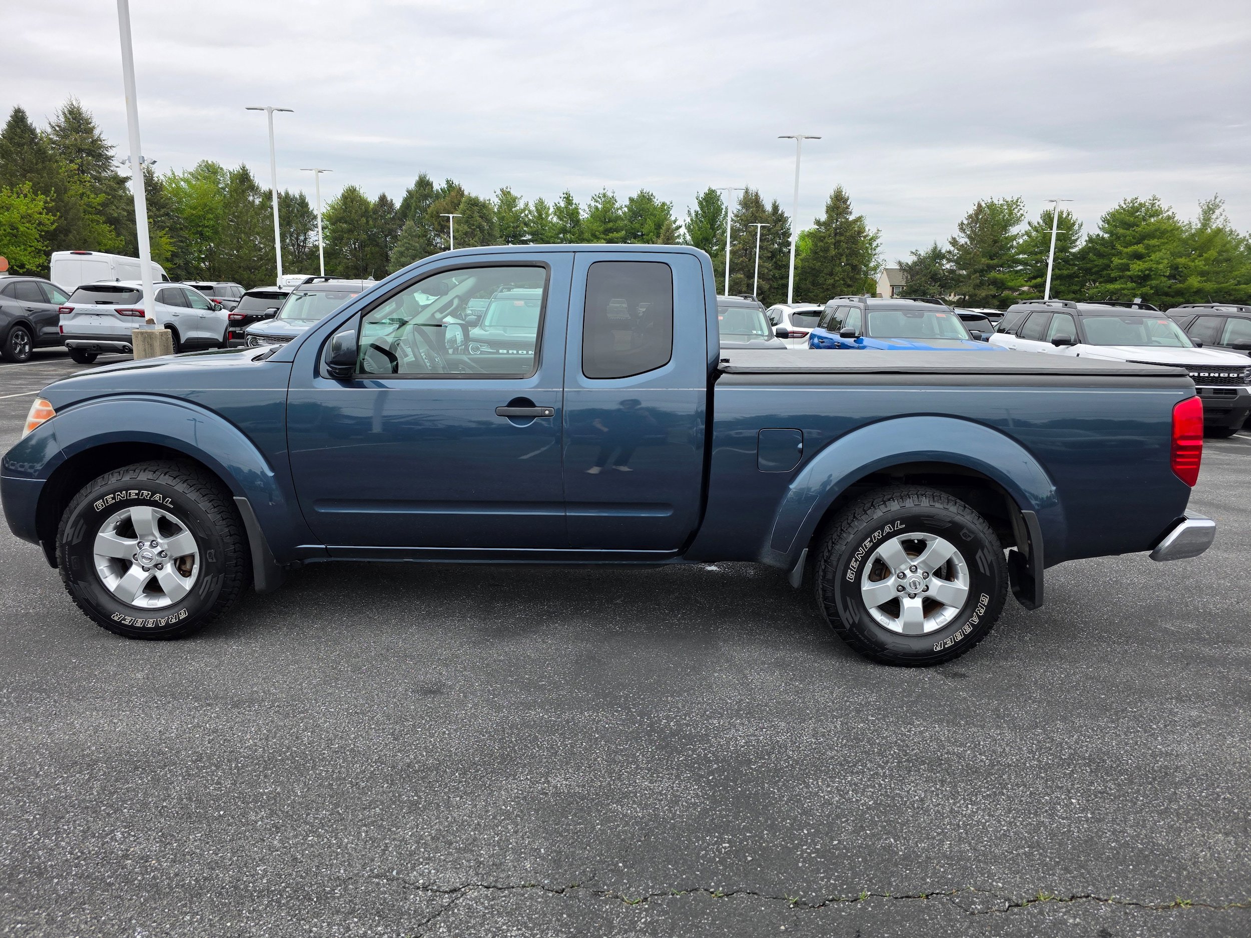 Used 2013 Nissan Frontier SV w/ SV Value Truck Pkg RWD image 2