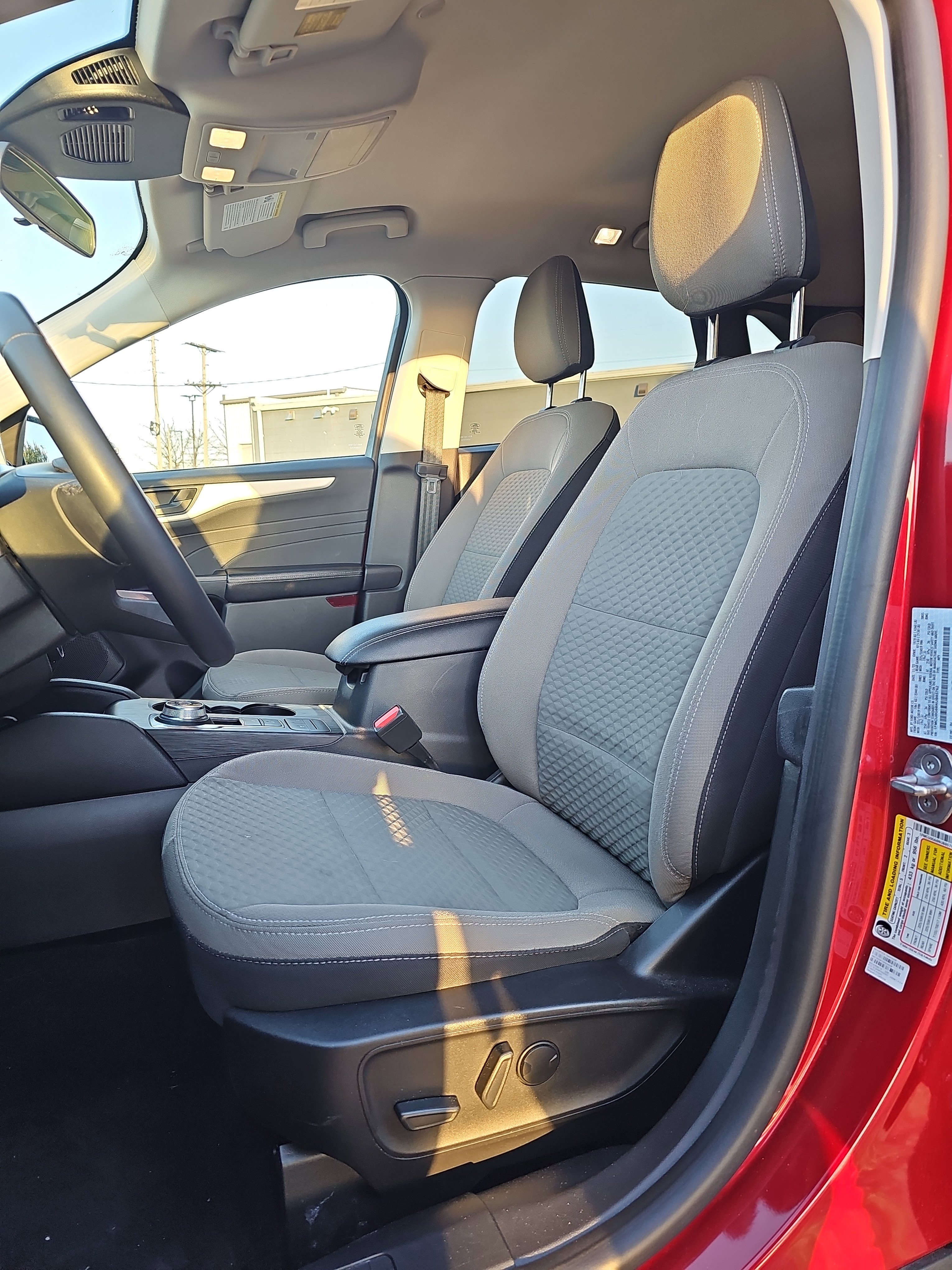 Used 2022 Ford Escape SE w/ SE Sport Appearance Package image 19