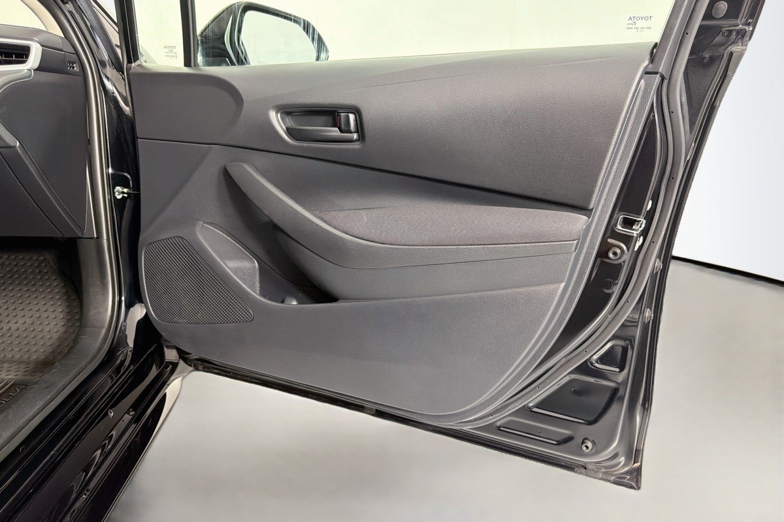 Used 2025 Toyota Corolla LE FWD image 23