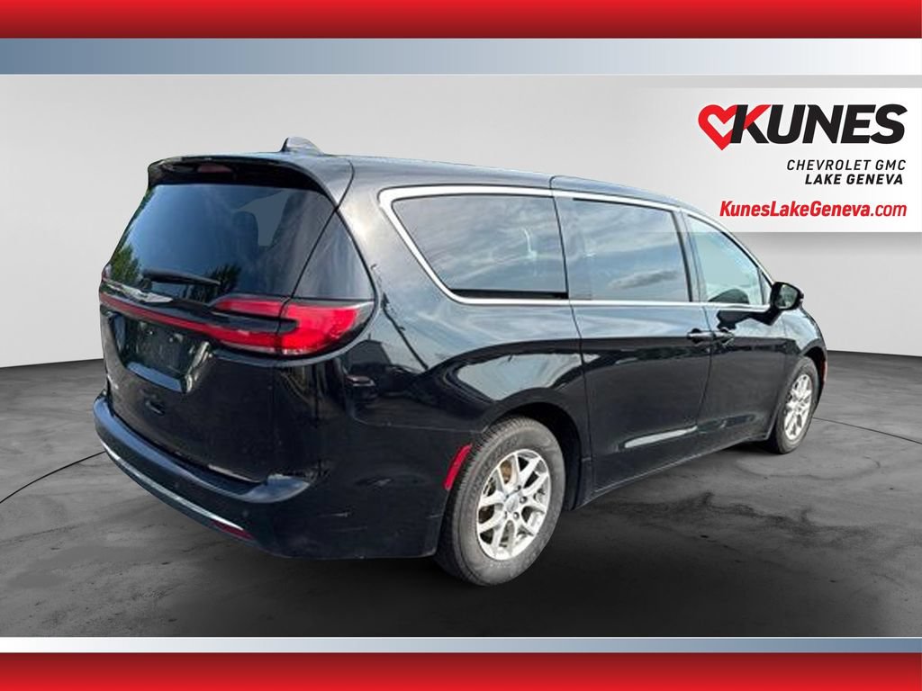 Used 2024 Chrysler Pacifica Touring-L FWD image 5
