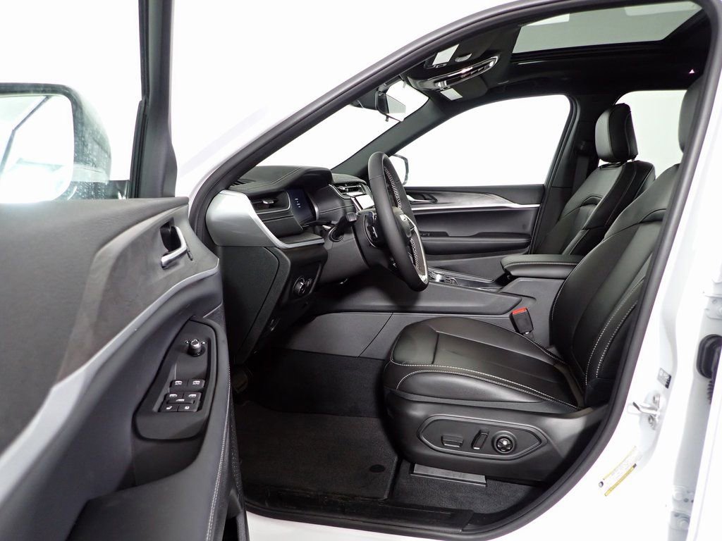 New 2025 Jeep Grand Cherokee Limited w/ Black Appearance Package image 25