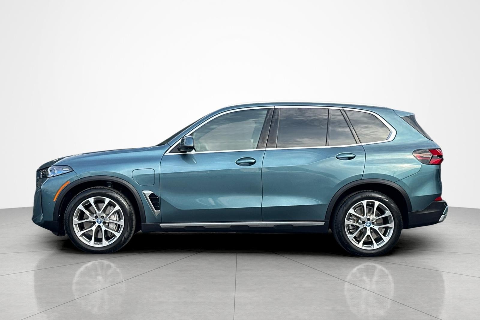 Used 2025 BMW X5 xDrive50e w/ Premium Package AWD/4WD image 2