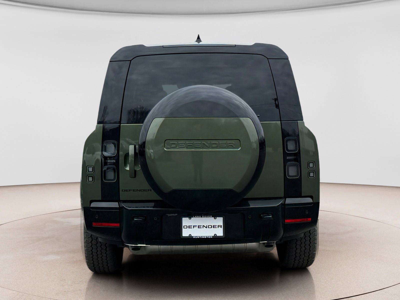 New 2026 Land Rover Defender 130 X-Dynamic SE image 4