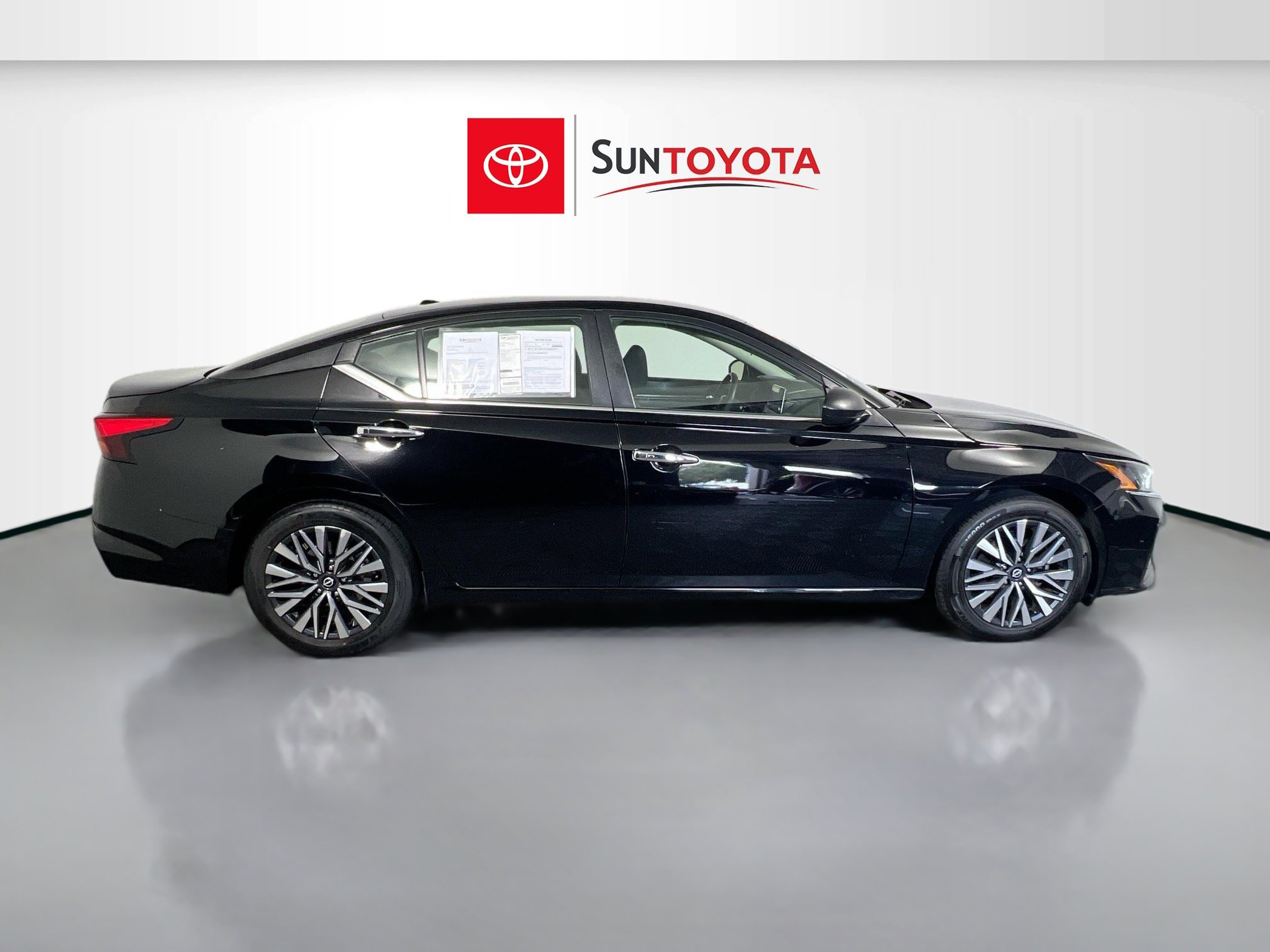 Used 2024 Nissan Altima 2.5 SV FWD image 2