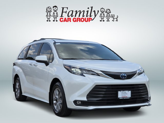 Certified 2025 Toyota Sienna XLE FWD image 2