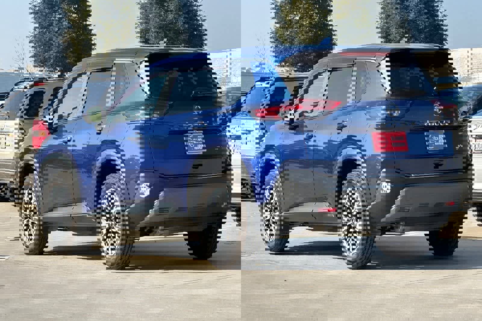 Used 2023 Nissan Rogue SV image 7