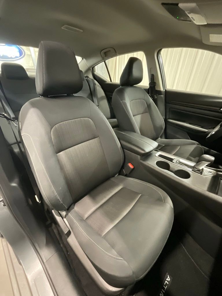 Used 2025 Nissan Altima 2.5 SV FWD image 13