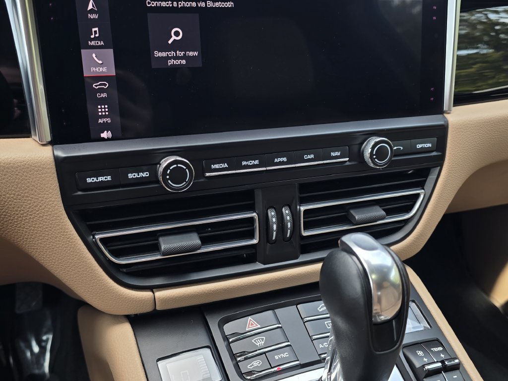 Certified 2021 Porsche Macan AWD/4WD image 19