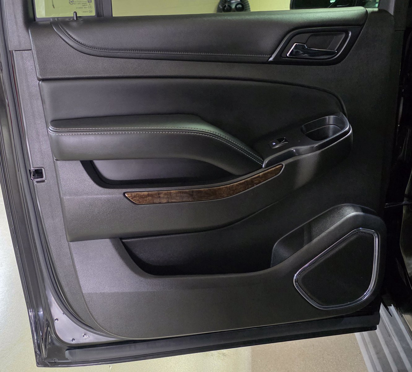 Used 2015 Chevrolet Suburban LT RWD image 13