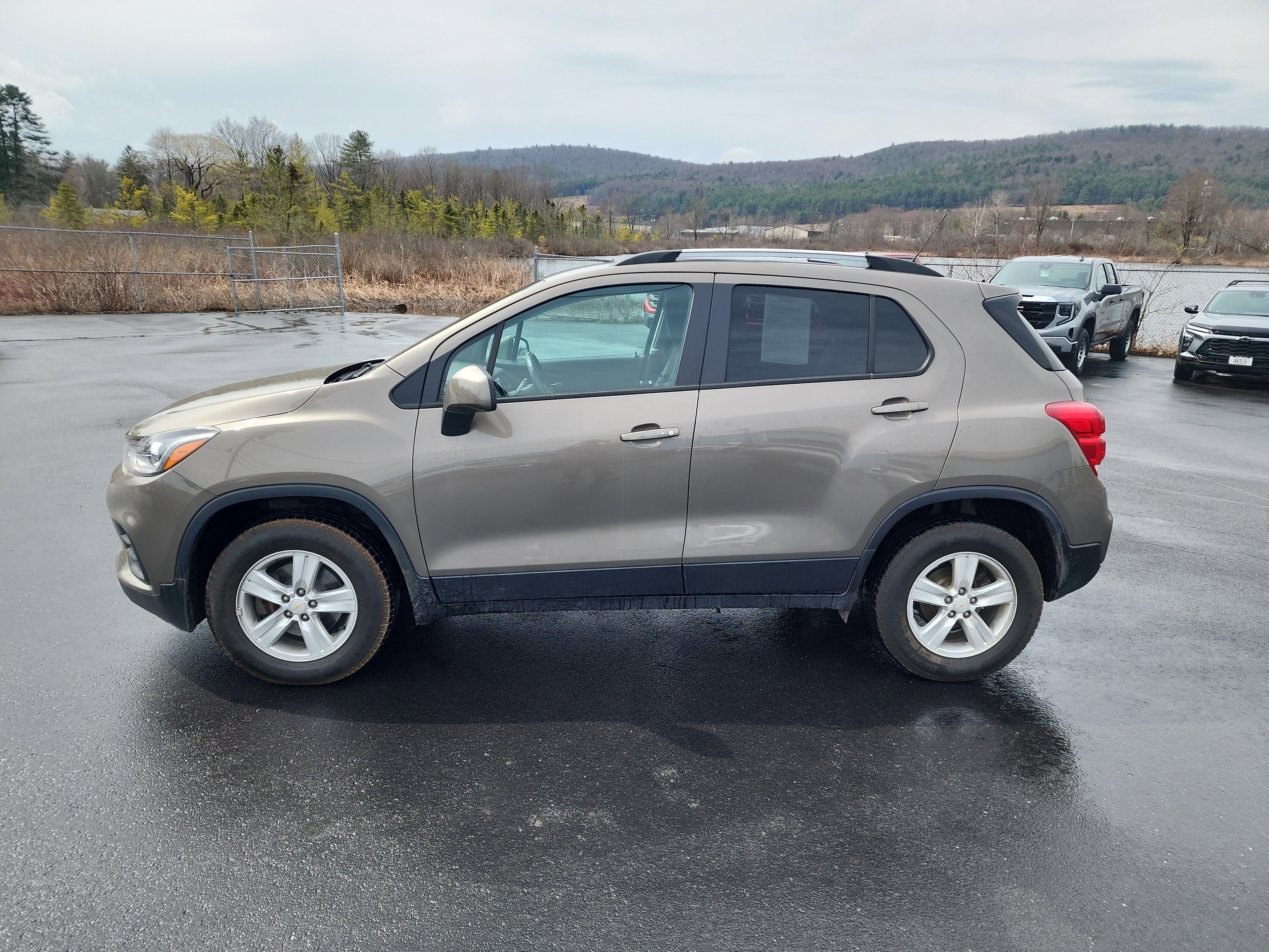 Used 2021 Chevrolet Trax LT w/ LT Convenience Package image 5