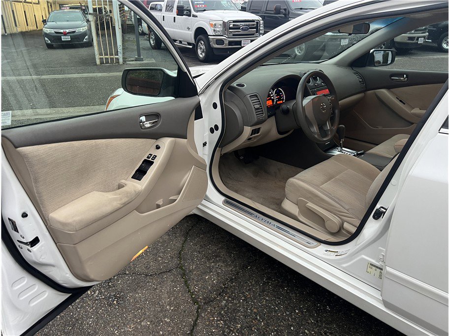 Used 2010 Nissan Altima Hybrid Sedan image 14