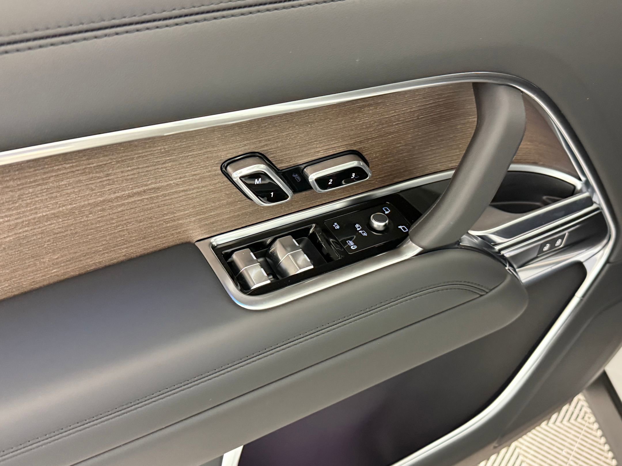 New 2026 Land Rover Range Rover Long Wheelbase SE image 10