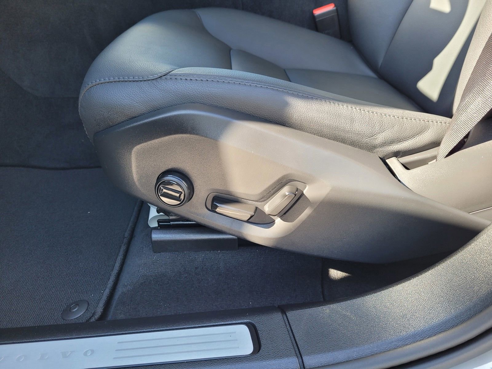 Certified 2025 Volvo XC60 B5 Core w/ Protection Package Premier image 14