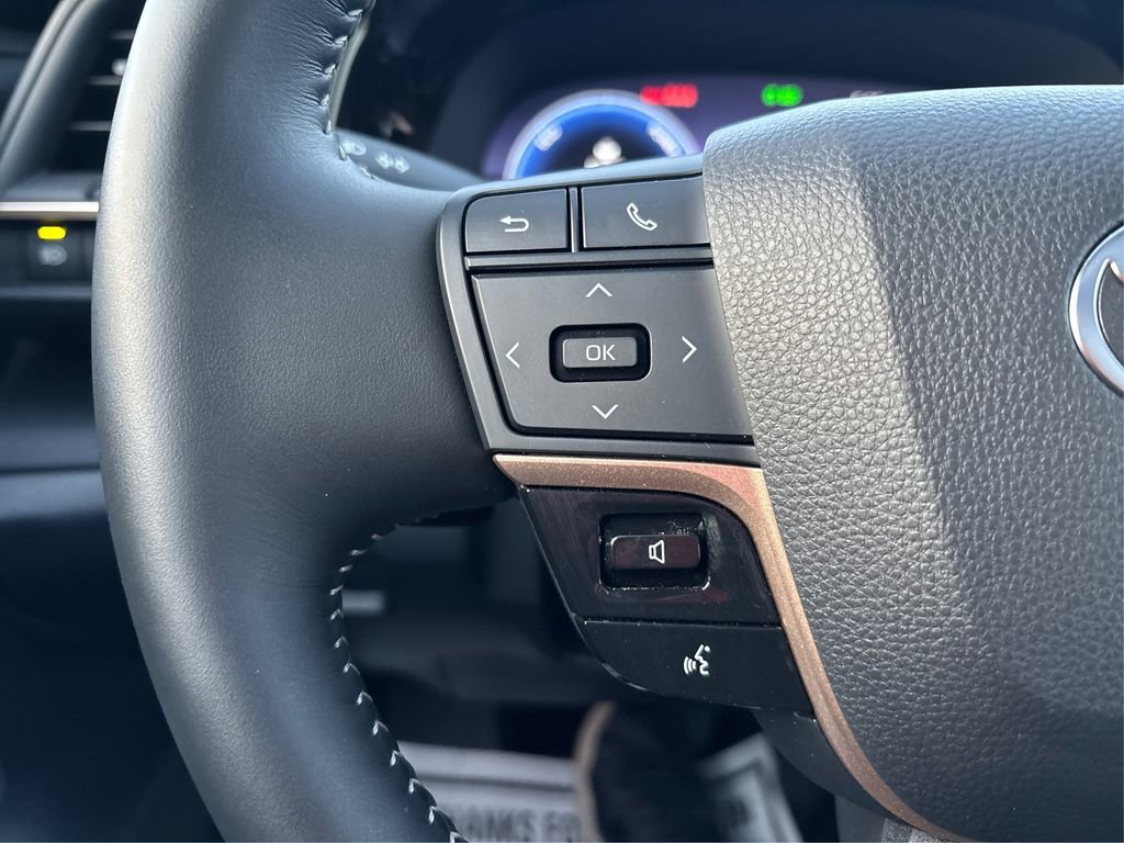 Used 2025 Toyota Crown Signia w/ Advanced Technology Package image 31