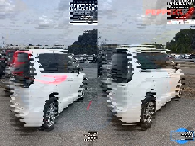 Used 2026 Chrysler Pacifica Select image 5