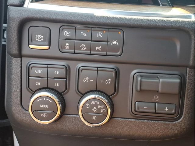 Used 2026 Chevrolet Suburban High Country AWD/4WD image 13