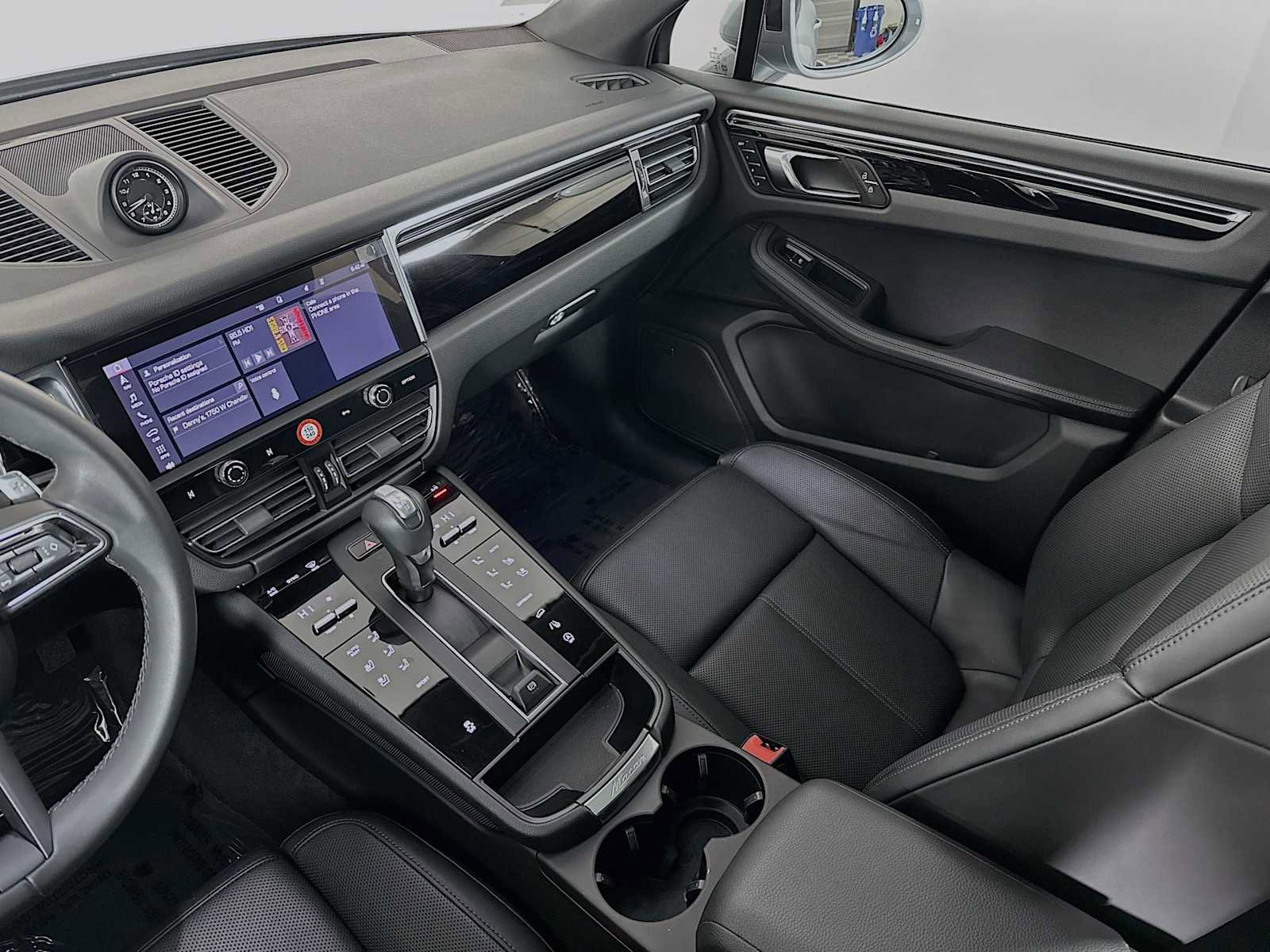 Certified 2025 Porsche Macan image 24