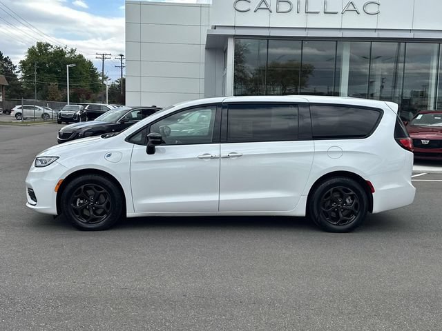 Used 2023 Chrysler Pacifica Limited w/ Uconnect Theater Family Group FWD image 40