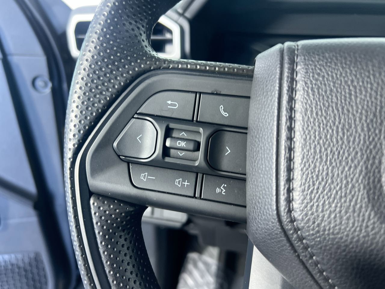 Used 2025 Toyota Tacoma SR AWD/4WD image 16
