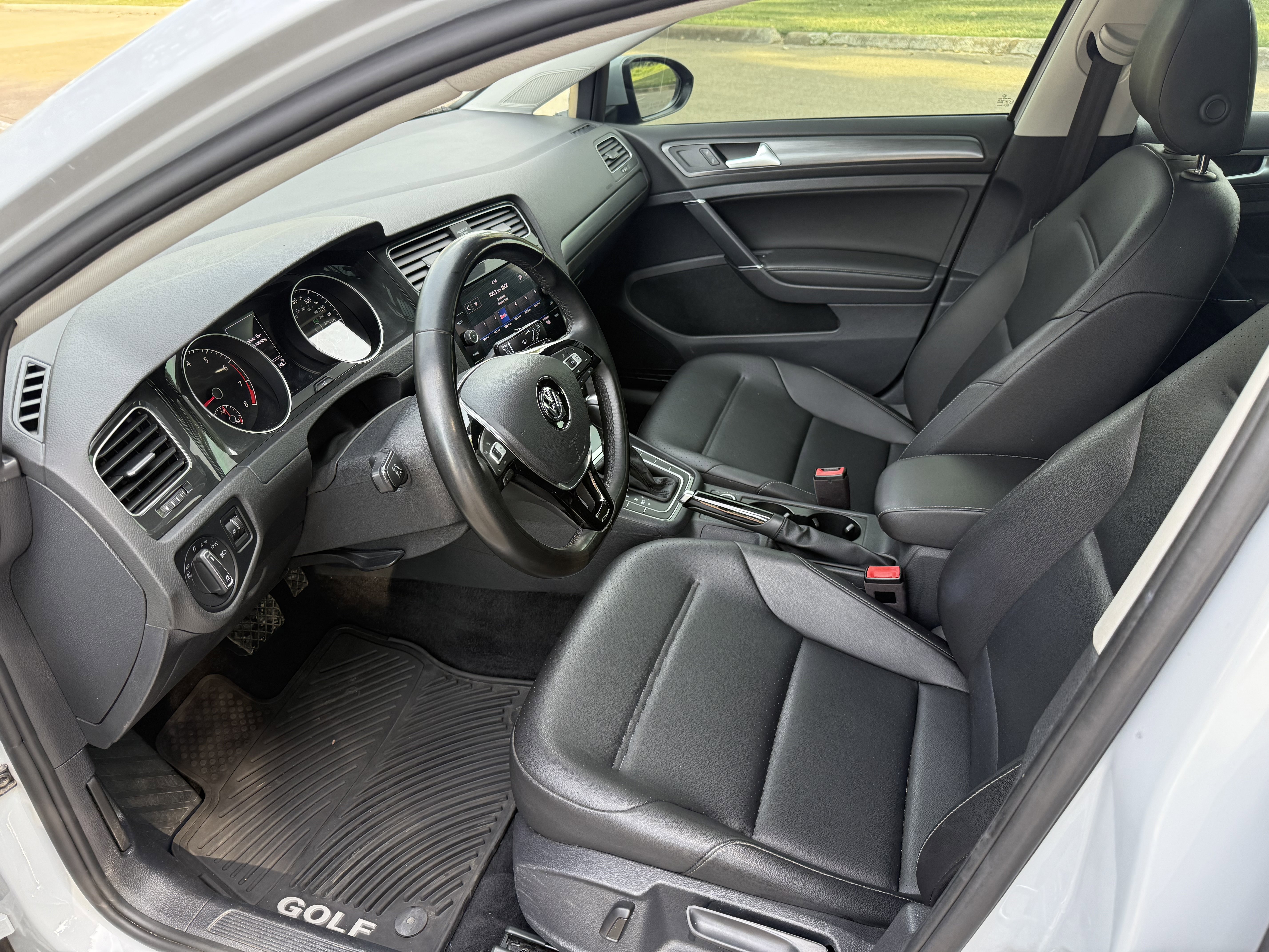 Used 2019 Volkswagen Golf SE image 9