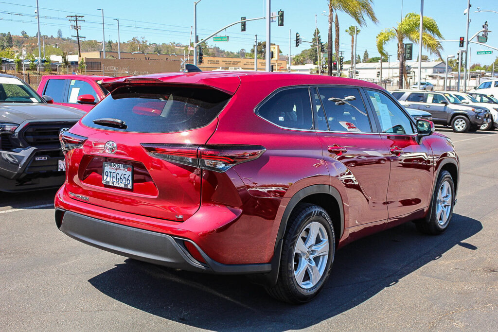Certified 2025 Toyota Highlander LE FWD image 26