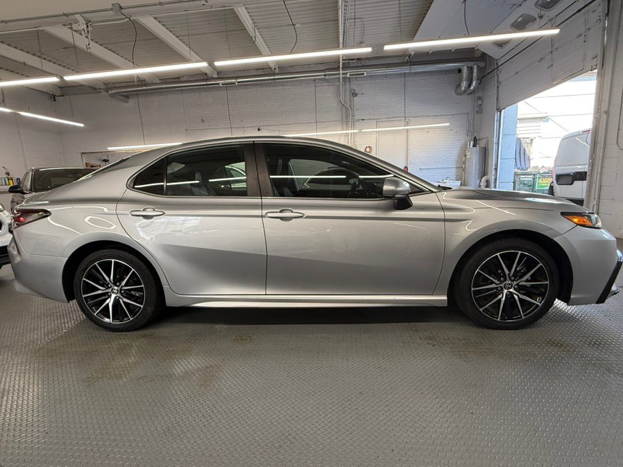 Used 2021 Toyota Camry SE FWD image 6