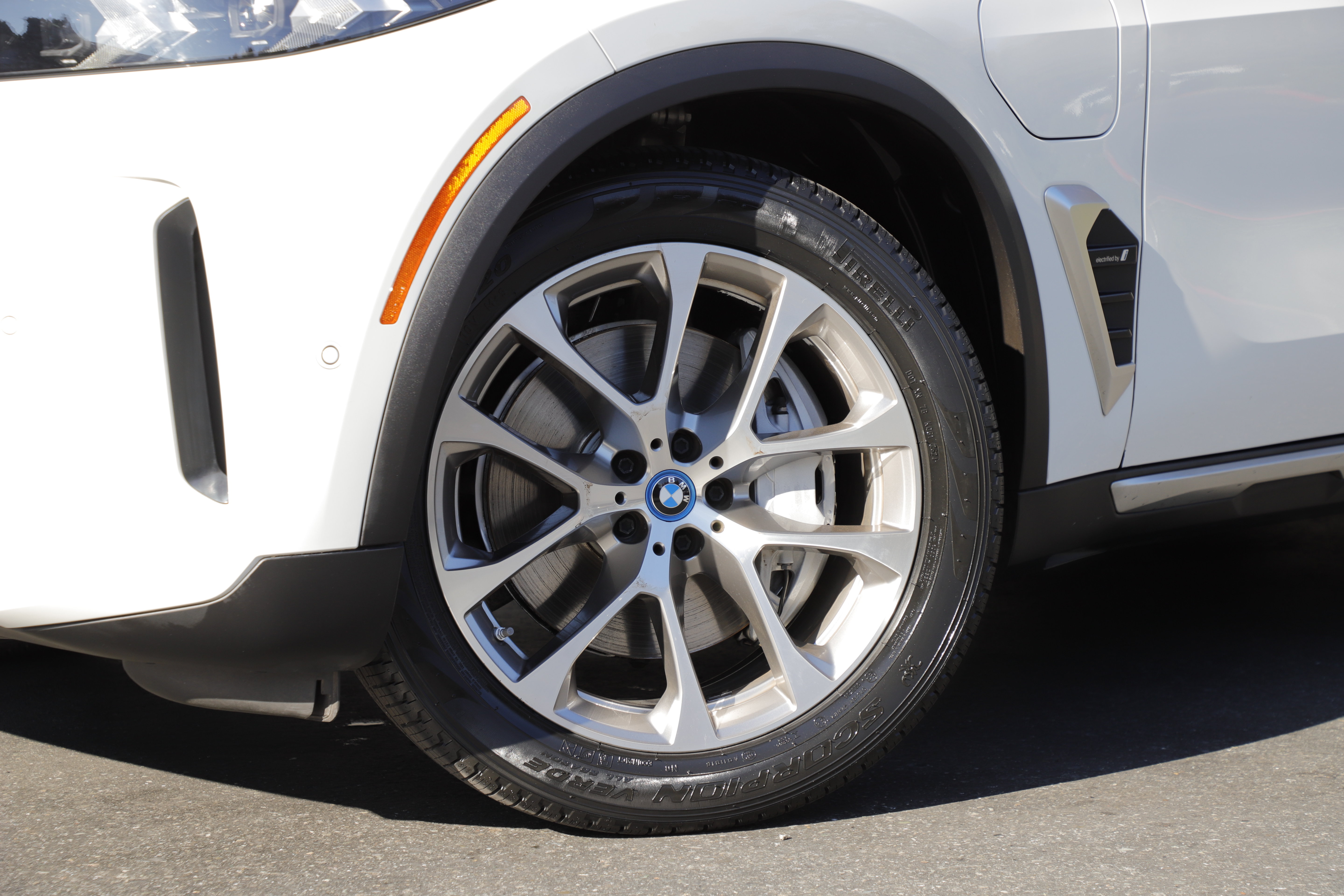 Used 2024 BMW X5 xDrive50e w/ Climate Comfort Package AWD/4WD image 2