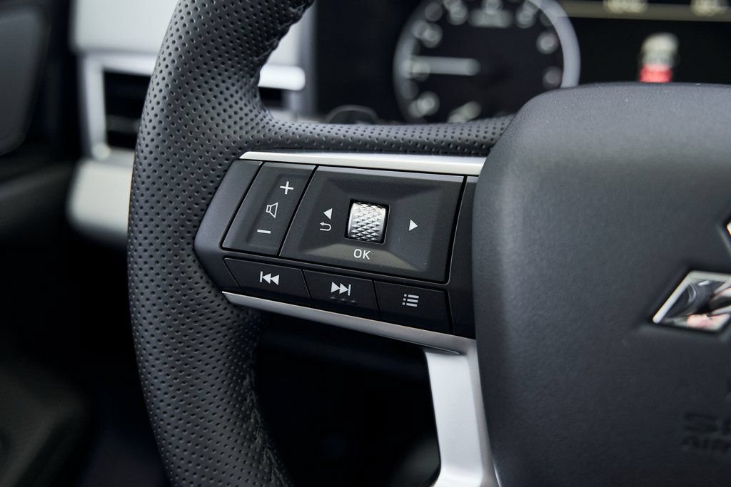 Used 2025 Mitsubishi Outlander SE FWD image 35