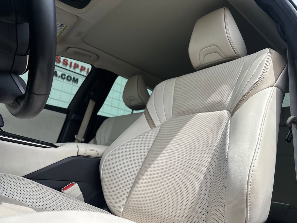 Used 2023 Toyota Crown Limited image 20