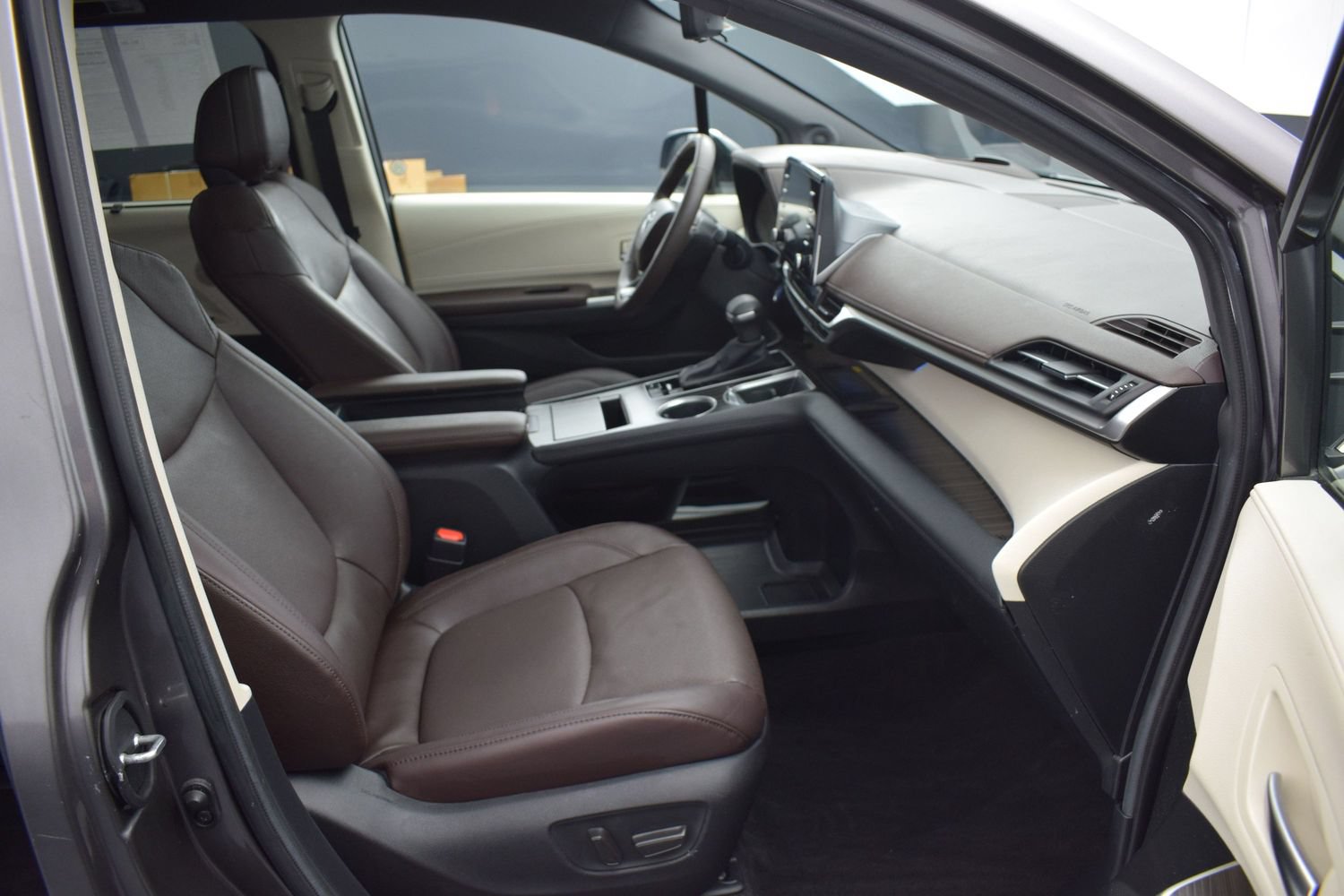 Used 2024 Toyota Sienna Platinum AWD/4WD image 10