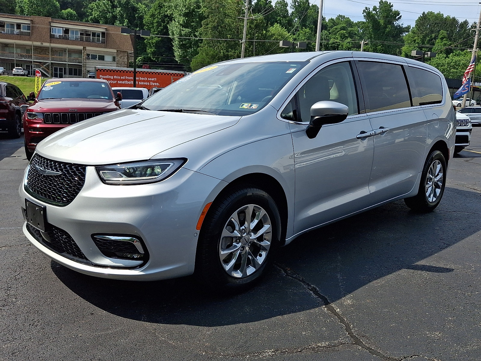 Used 2023 Chrysler Pacifica Touring-L AWD/4WD image 3