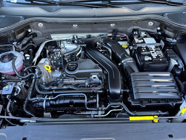Certified 2025 Volkswagen Taos SE image 10